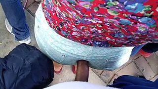 Похотливый парень стоит в очереди и упирается голым членом в попку симпатичной незнакомки